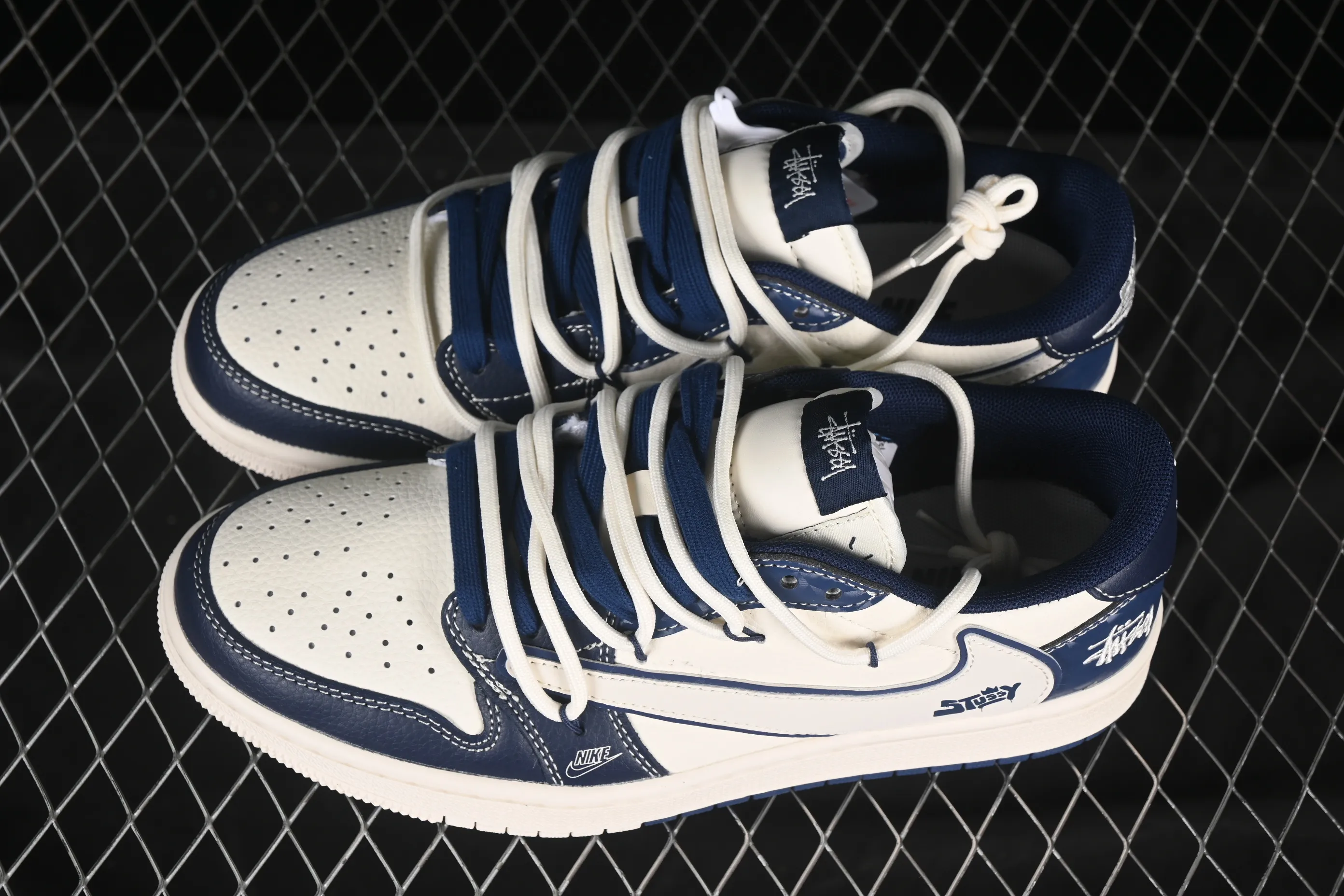 All categories Air Jordan Jordan series basketball shoes Air Jordan 1 Low high-end customized low-top sneakers Travis Scott x Fragment Design x Air Jordan 1 Low OG SP AJ1 Joe 1 Stussy joint blue diamond drawstring low-top cultural casual sneakers DM6868-111